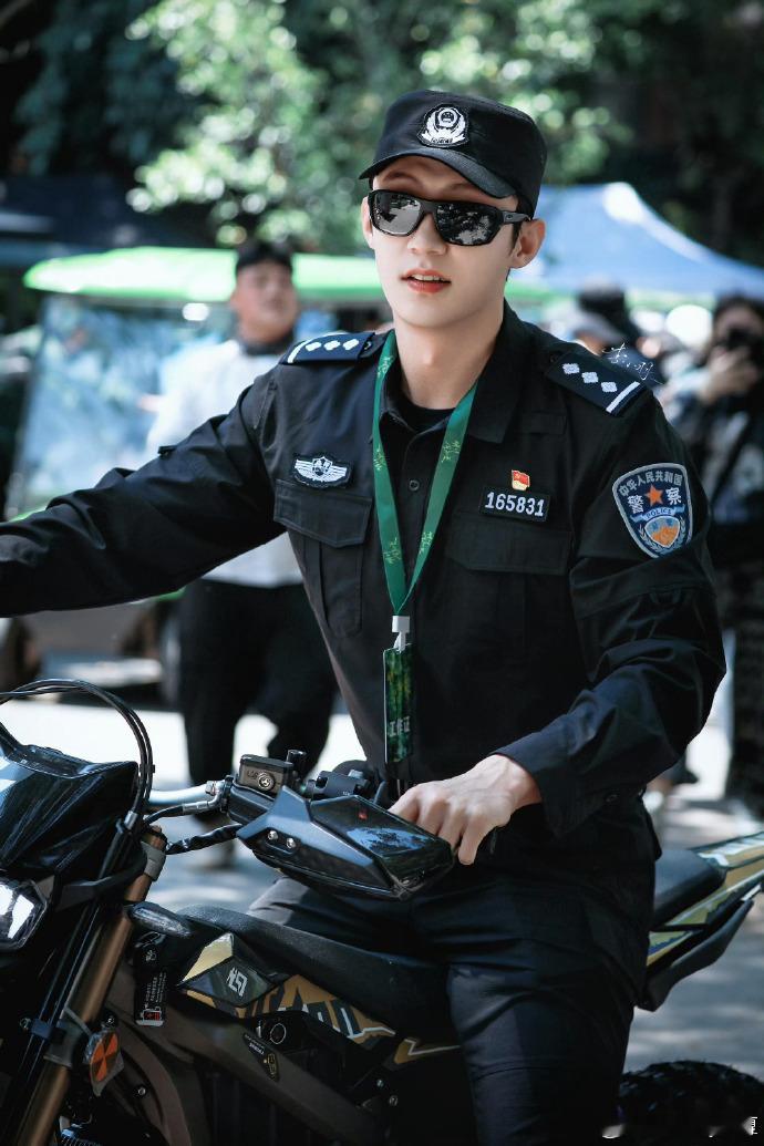 黄景瑜新剧出发西双版纳路透黄景瑜昨天抵达西双版纳，今天第一天上班，就开始为新剧做