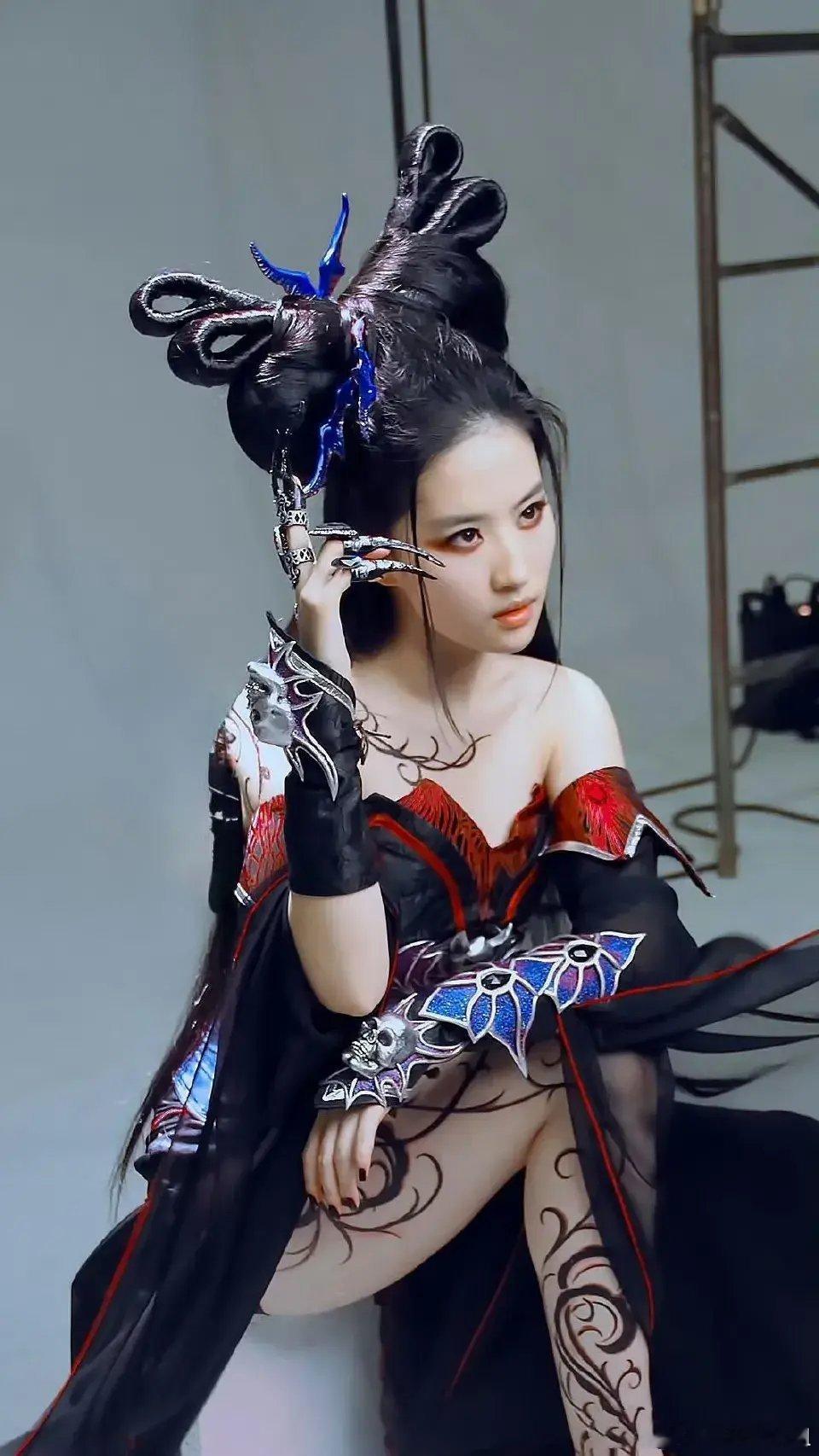 #刘亦菲小魔女妆造#这次造型成功地将古典仙气与神秘感融为一体，展现出一种前所未有