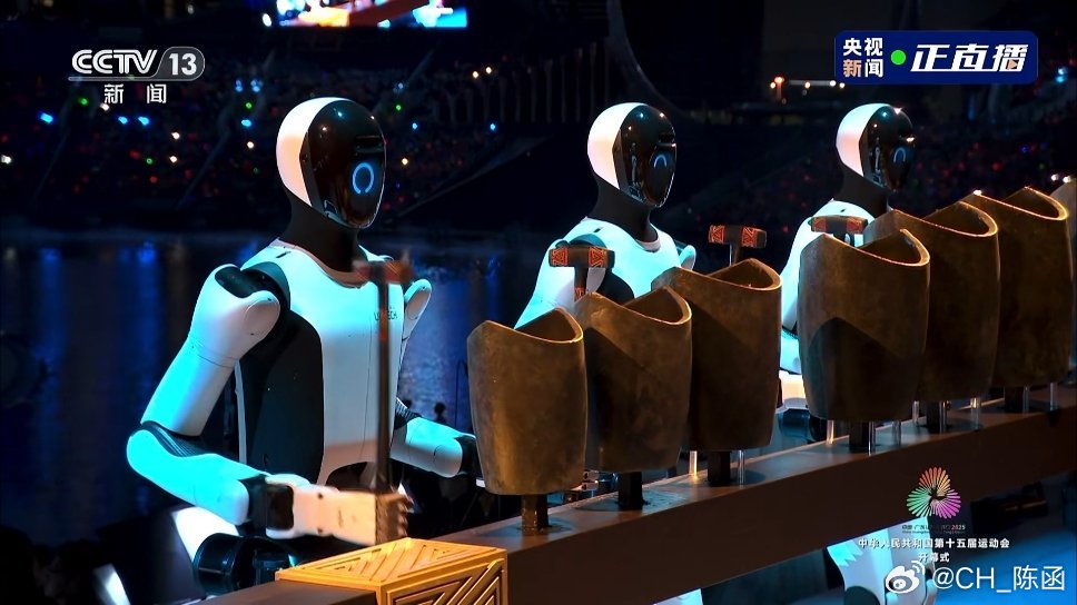 机器人敲编钟，演奏的是“彩云追月”！在广州彩云追月，这得让上场啊[doge]全运