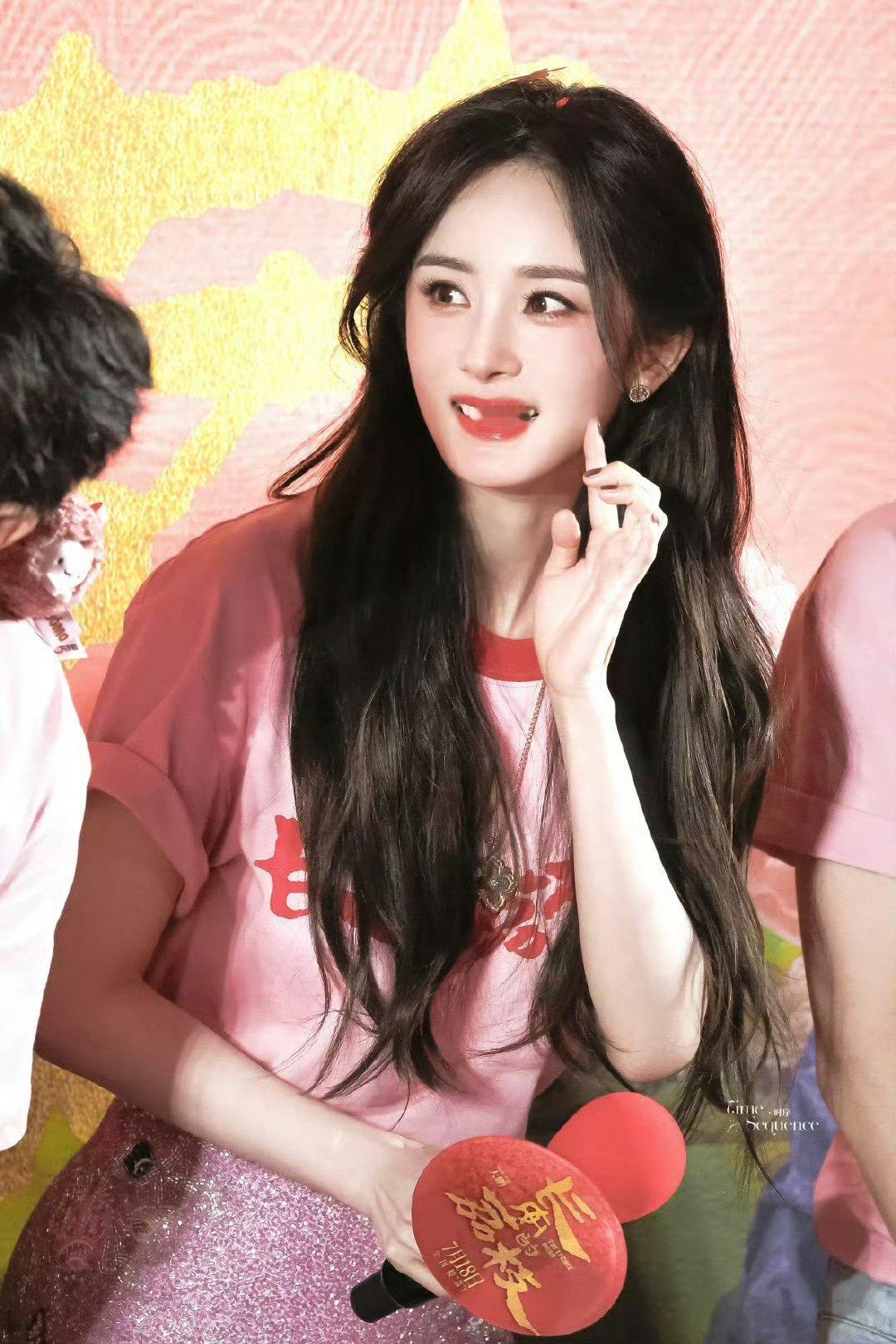杨幂一个生图更美更亮的女明星杨幂嫩成脱了壳的荔枝 杨幂嫩成脱了壳的荔枝 ​​​