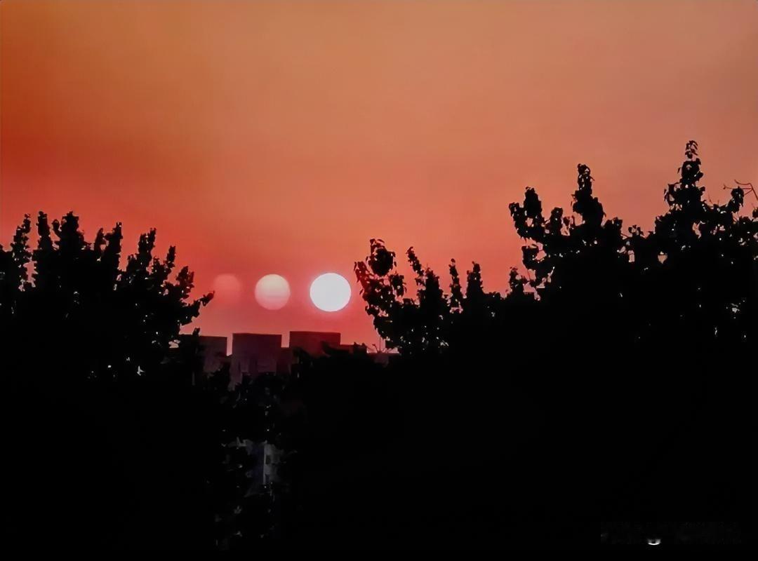 建元二年的六月天，天上竟挂着三个太阳，红得像血，足足晃了两刻钟——史官握着笔手都