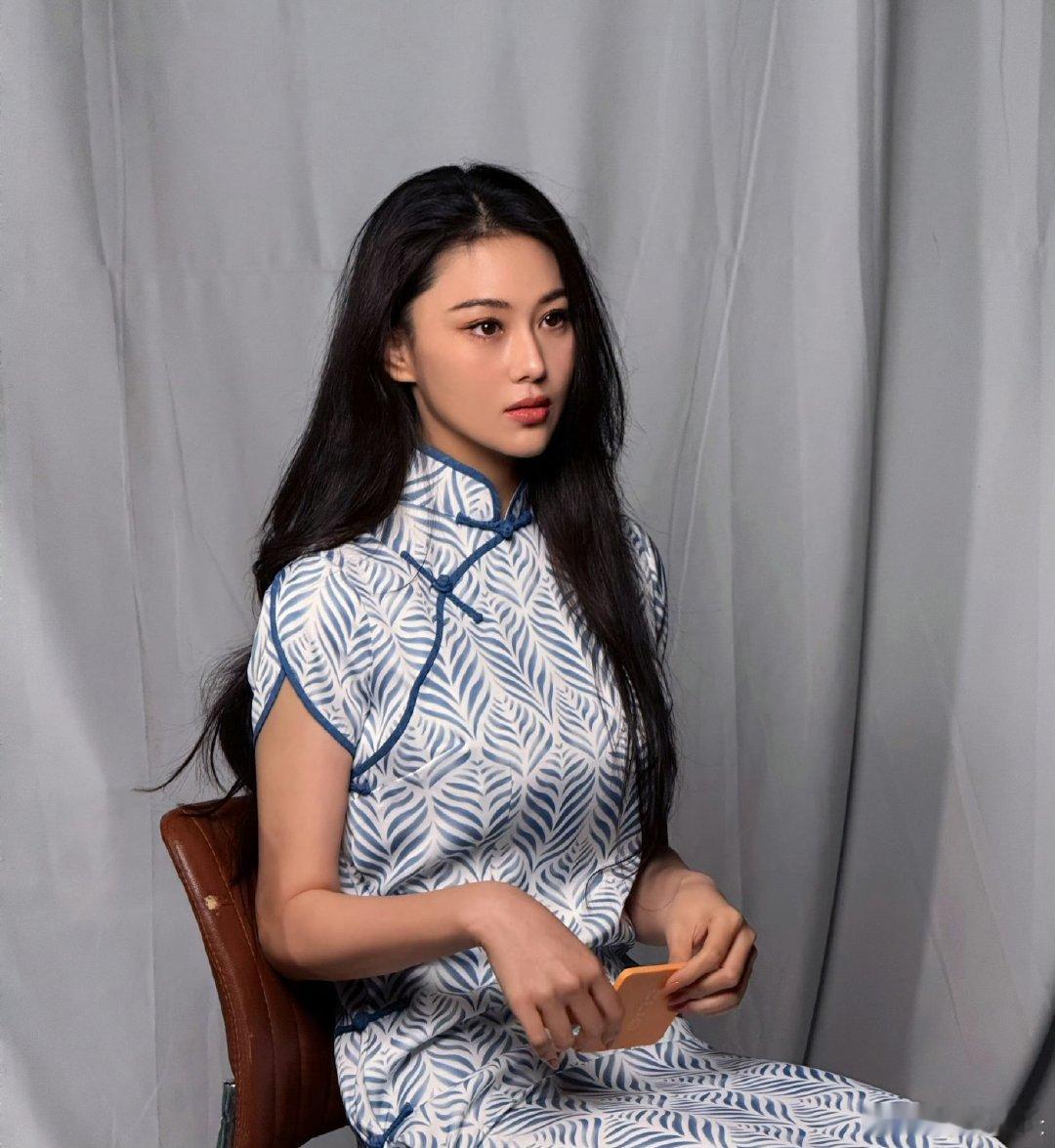 张馨予担心生病影响话剧首演张馨予问旗袍配伪素颜还是浓妆好看张馨予担心生病影响话剧