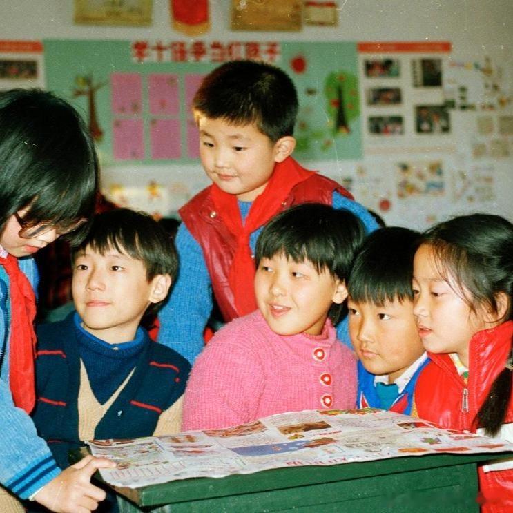 1989，杭州，一同制作班级小报的小学生。摄影 刘全聚 