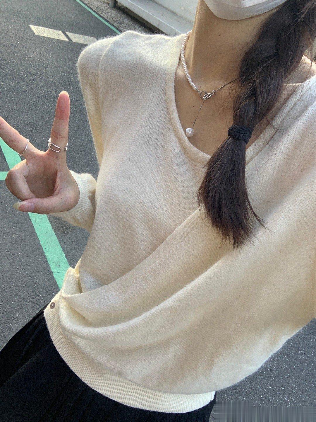 #买家秀# 买家秀假两件软糯针织衫，太温柔了吧。现货哦！ ​​​