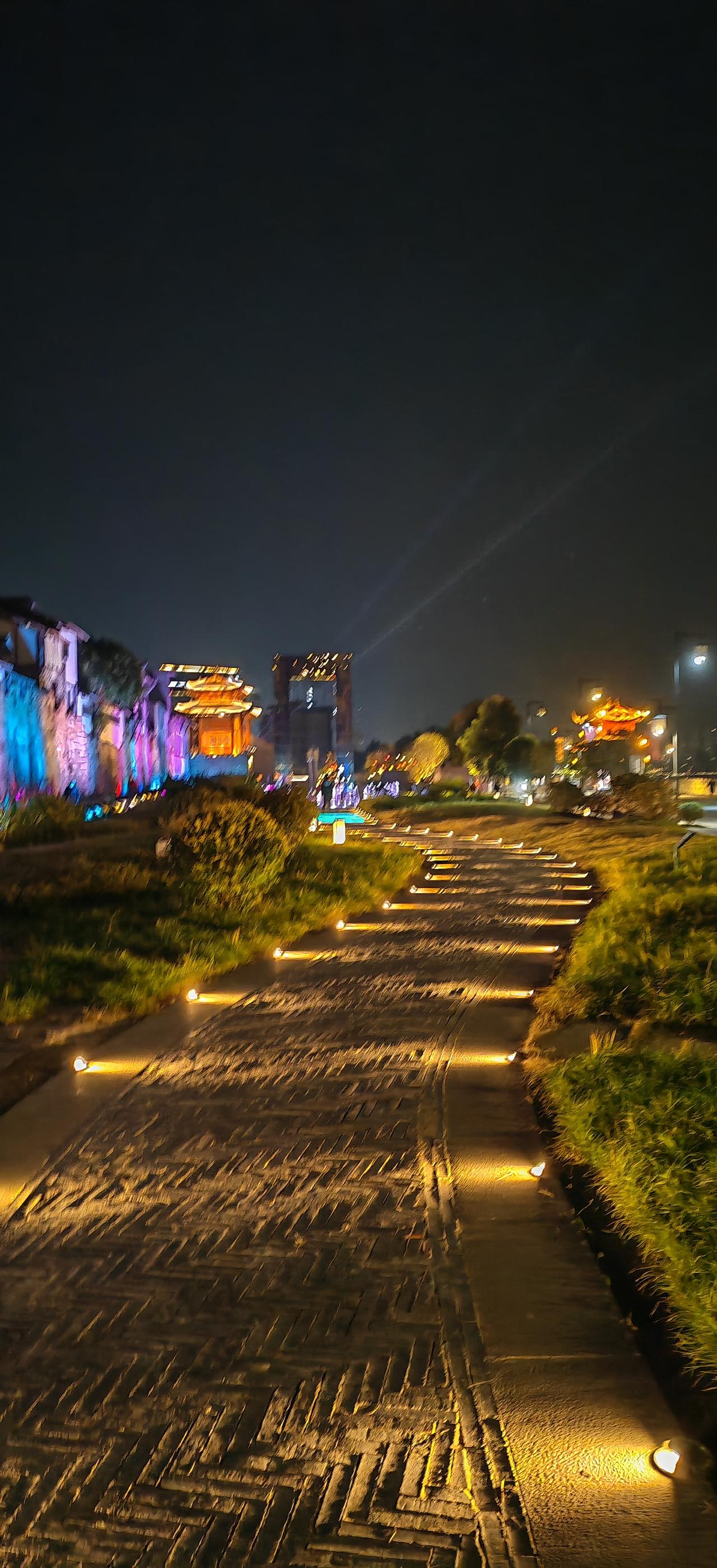 这次回资中去办事情，特地去见了十几年没见面的老同学，虽然平时没怎么联系，但是见面