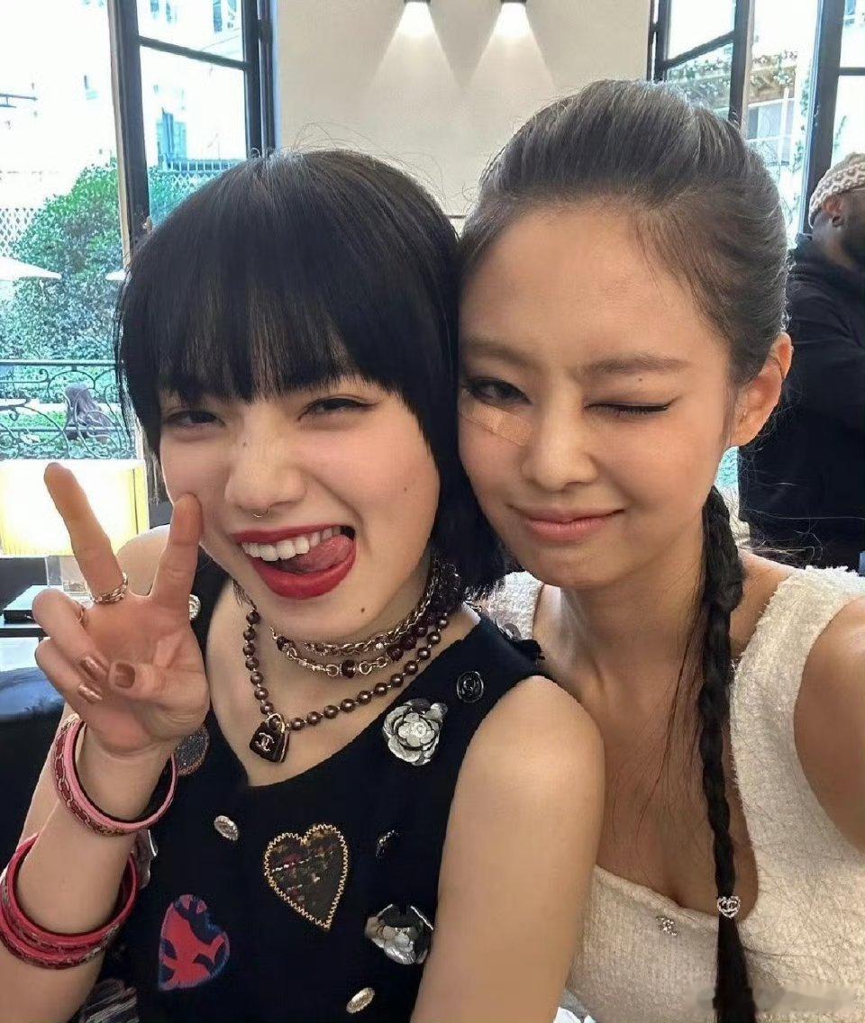 Jennie小松菜奈拥抱 什么跨次元联动啦[期待][期待][期待]姐见到小松菜奈
