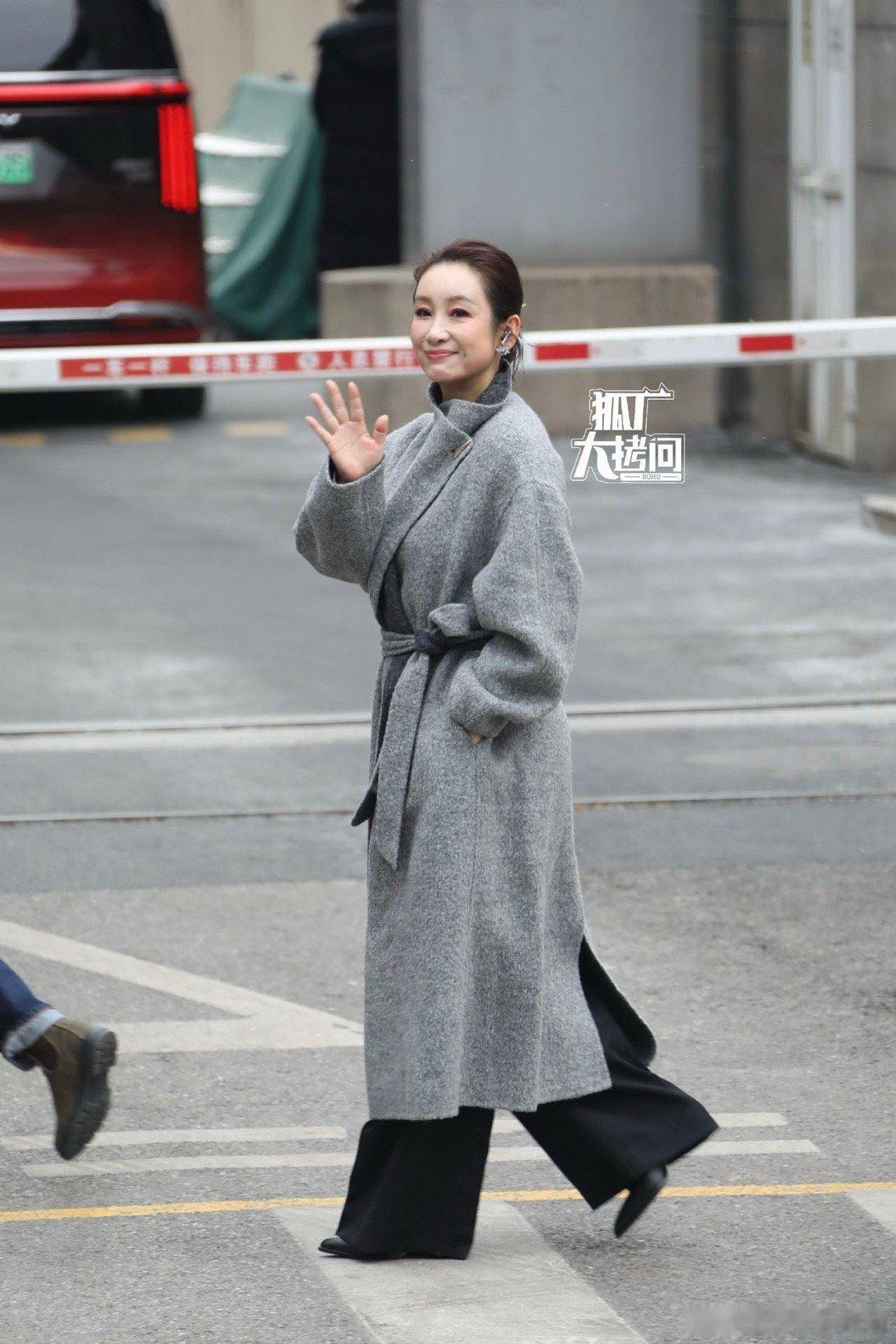 马年春晚北斗七行凑齐四个了 春晚最大的惊喜之一是北斗七行重聚！秦海璐、秦岚、王安