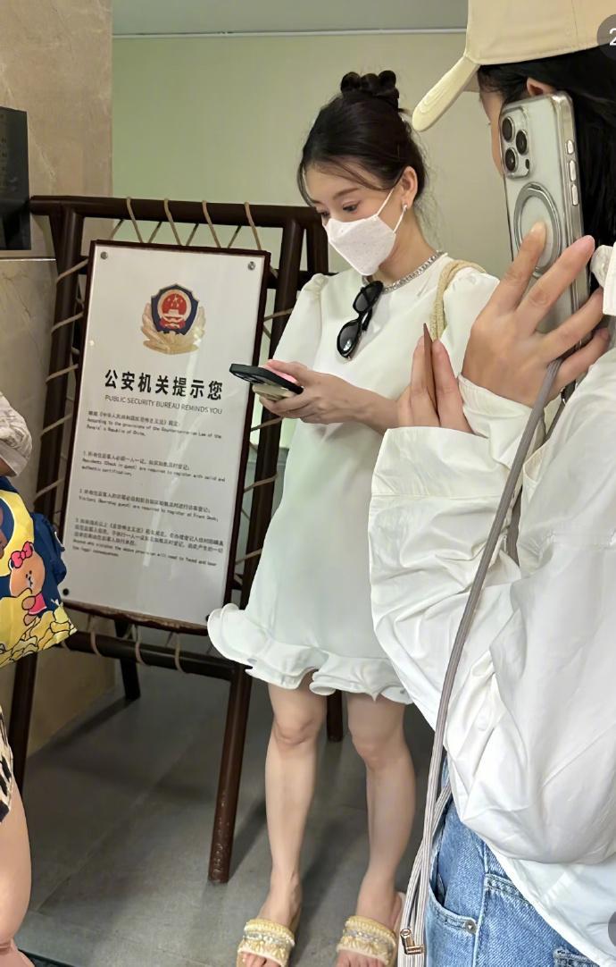 有网友在西双版纳偶遇郭富城妻子方媛，从照片上看，她的肚子微微隆起，孕味十足！而她