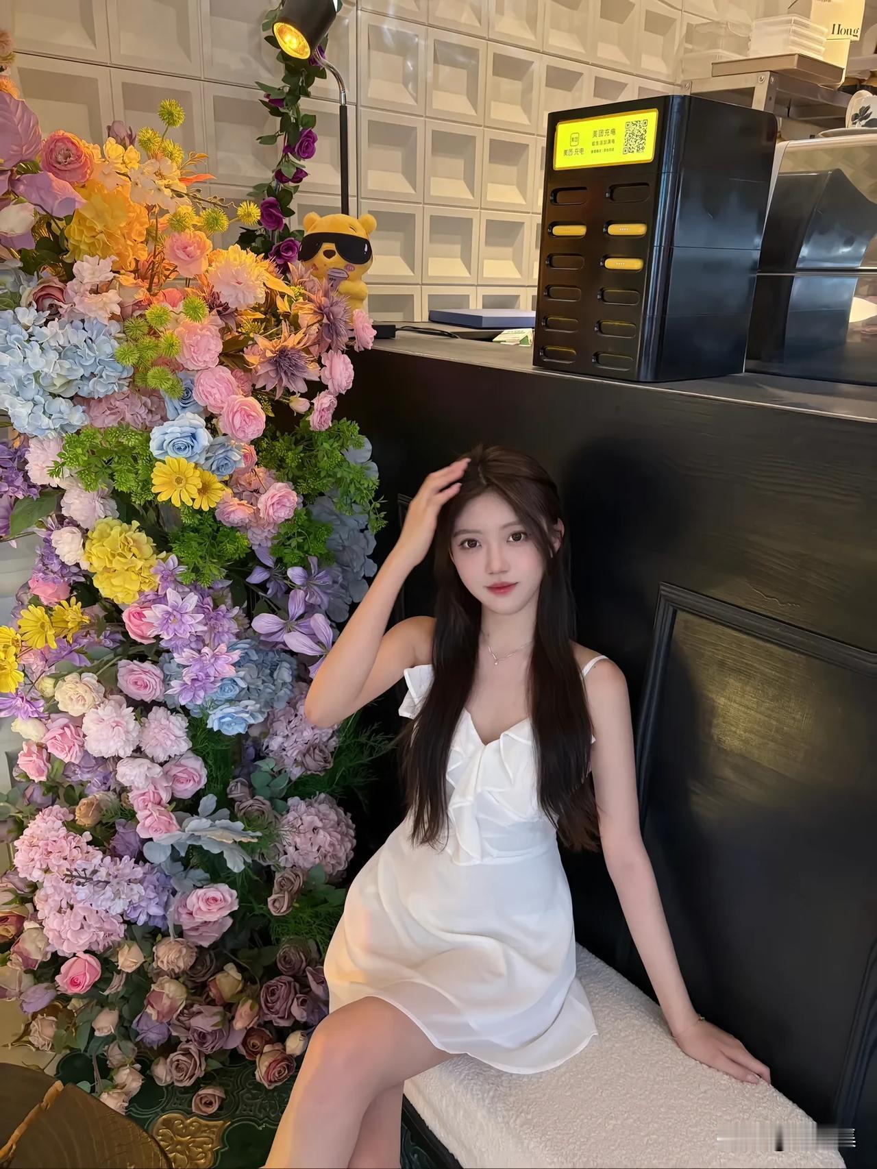 花间人影动，春意满怀中。