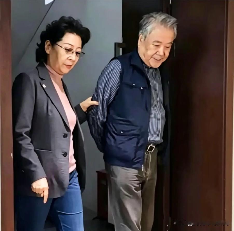 女神73岁了，男神需要搀扶，将近80了，她们真的老了，是谁？