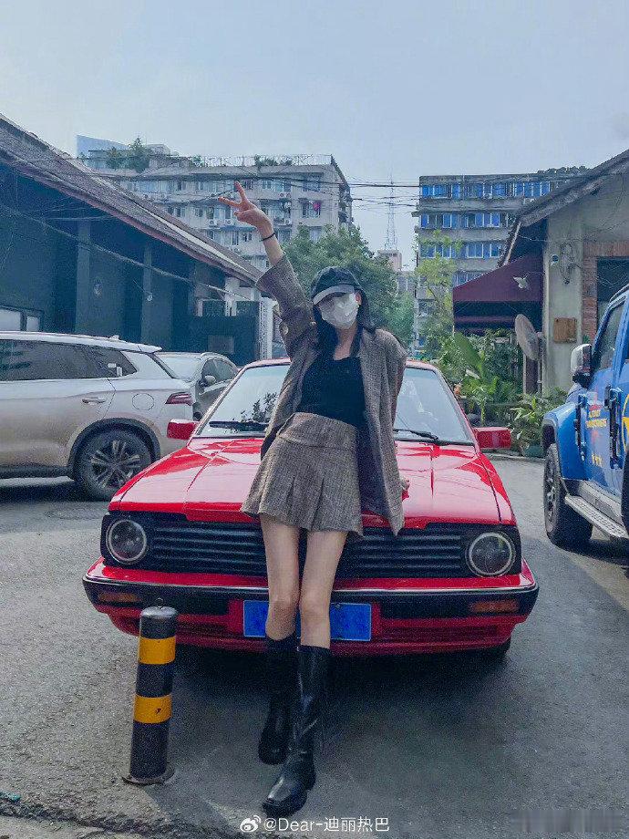 迪丽热巴五一营业照[爱慕] ​我姐这腿，真是太长了🤓开始推理吧2正在热播中~ 