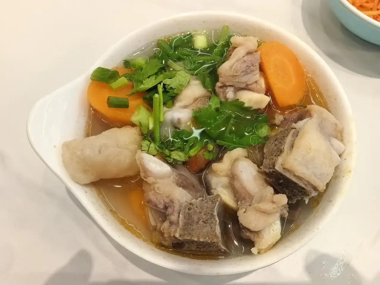 今年国庆也没外出凑热闹，邀2个朋友到一个小酒馆喝酒，共庆中华人民共和国七十华诞。