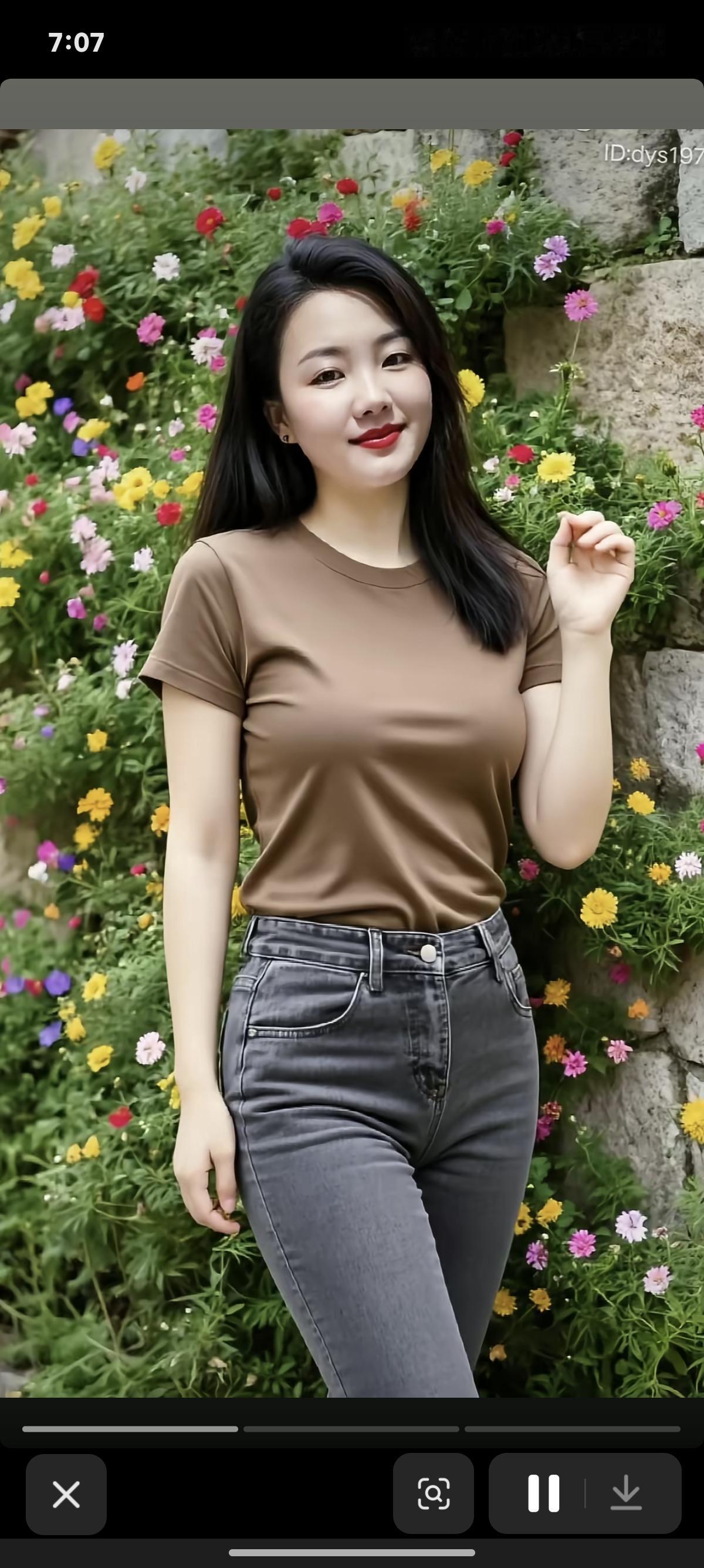 美衣秀影映花前，微笑如花似玉仙。