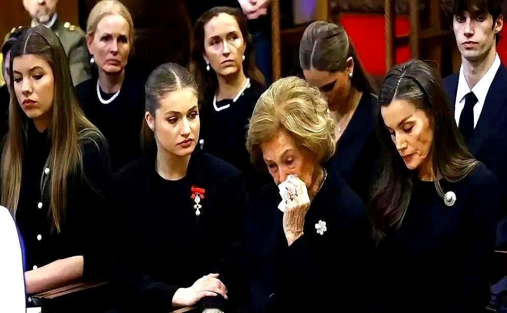 王室女人不吵架，全靠胸针定输赢。
 
你细看西班牙王室这三个女人，祖孙三代，一个