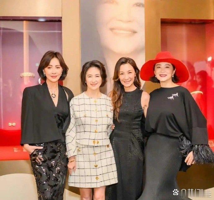 63岁何超琼早就该穿短裙了，与刘嘉玲、林青霞合影，漫画腿赢麻了 ​​​