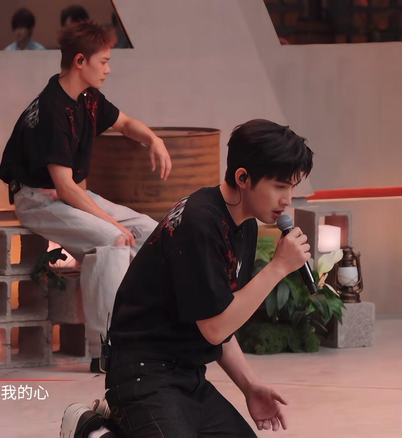 张彬彬组《偷心》小考：双将缺席，陈若轩“大白嗓”惹担忧。
刷完这段小考，心里一半