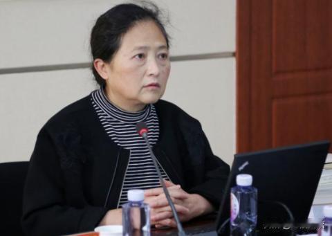 美国历史学家谢尔顿曾言：“只要有两个王选这样的中国女人，就可以让日本沉没。”一名