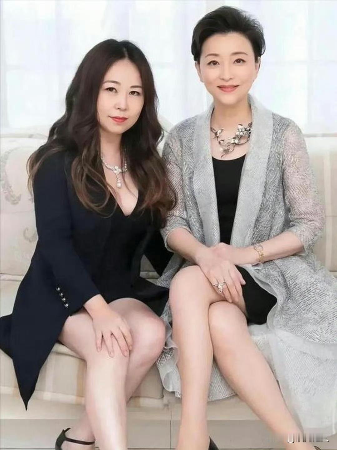杨澜母女合照首曝光！
25岁女儿吴所惧一身黑色穿搭配波浪卷，打扮成熟得完全不像这
