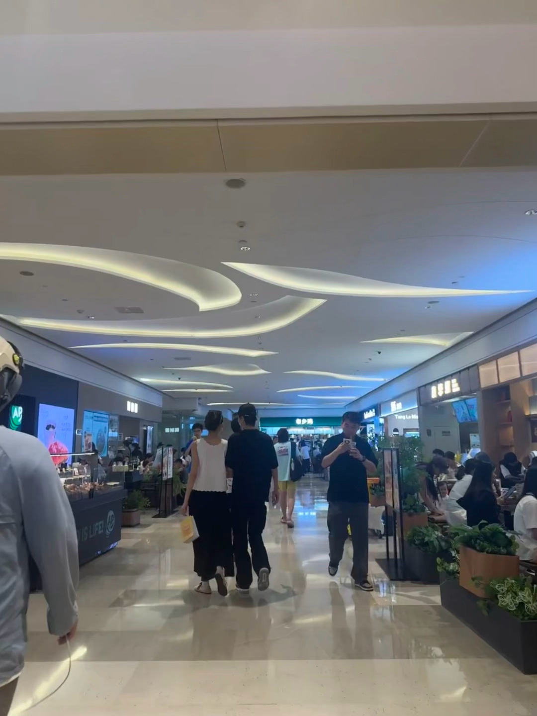 许嵩冯禧手拉手逛街有网友在合肥偶遇许嵩和冯禧在一起挽手逛街！他俩走路的步调都一样