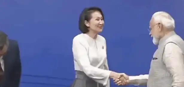 莫迪在上合峰会上闹笑话了？只见他快步抢在普京前头，率先跟东道主总统夫妇握手致意。