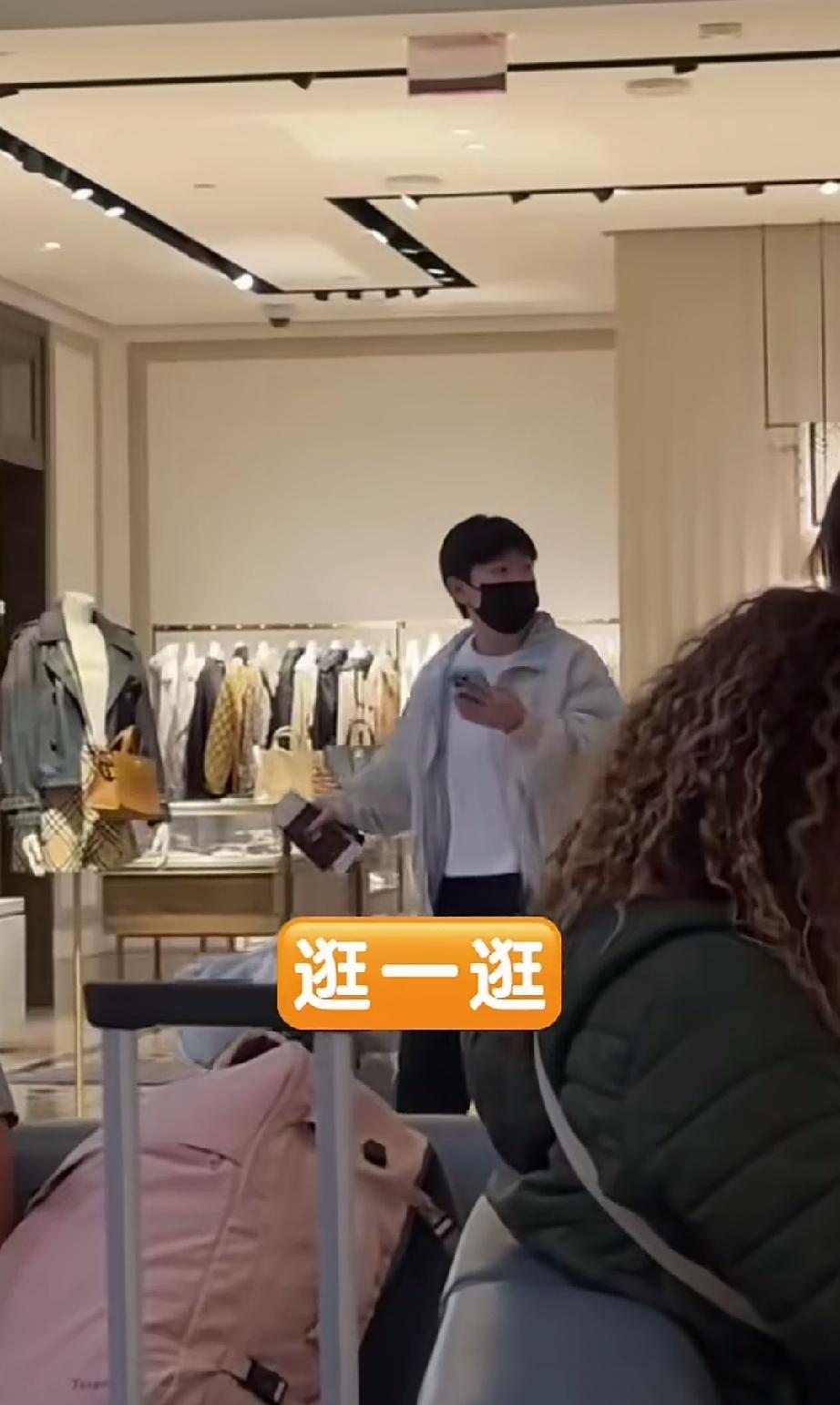 距离飞机起飞还有段时间，莎莎和小蘑菇秦宇萱一人一个密码箱，悠闲的一边走一边看。自
