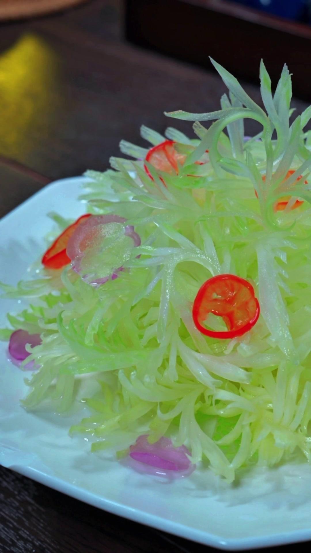 🥗清脆爽口的凤尾沙拉就做好了！🥗食材：西芹、洋葱、西红柿、沙拉酱

🍳做法