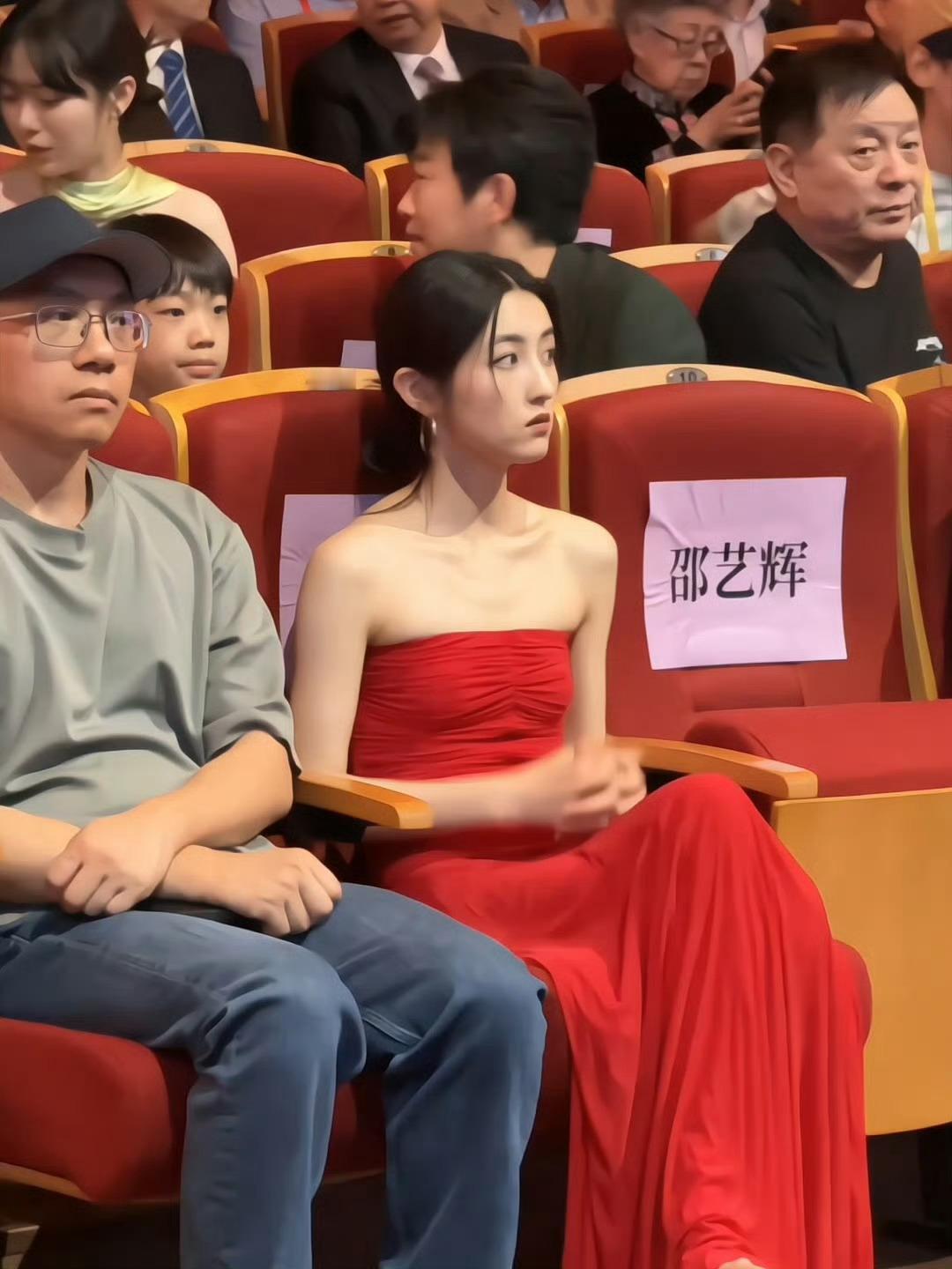李乃文遇游客撞脸张子枫人类对李乃文的开发不足1%，这么有综艺感的人，导演你确定不