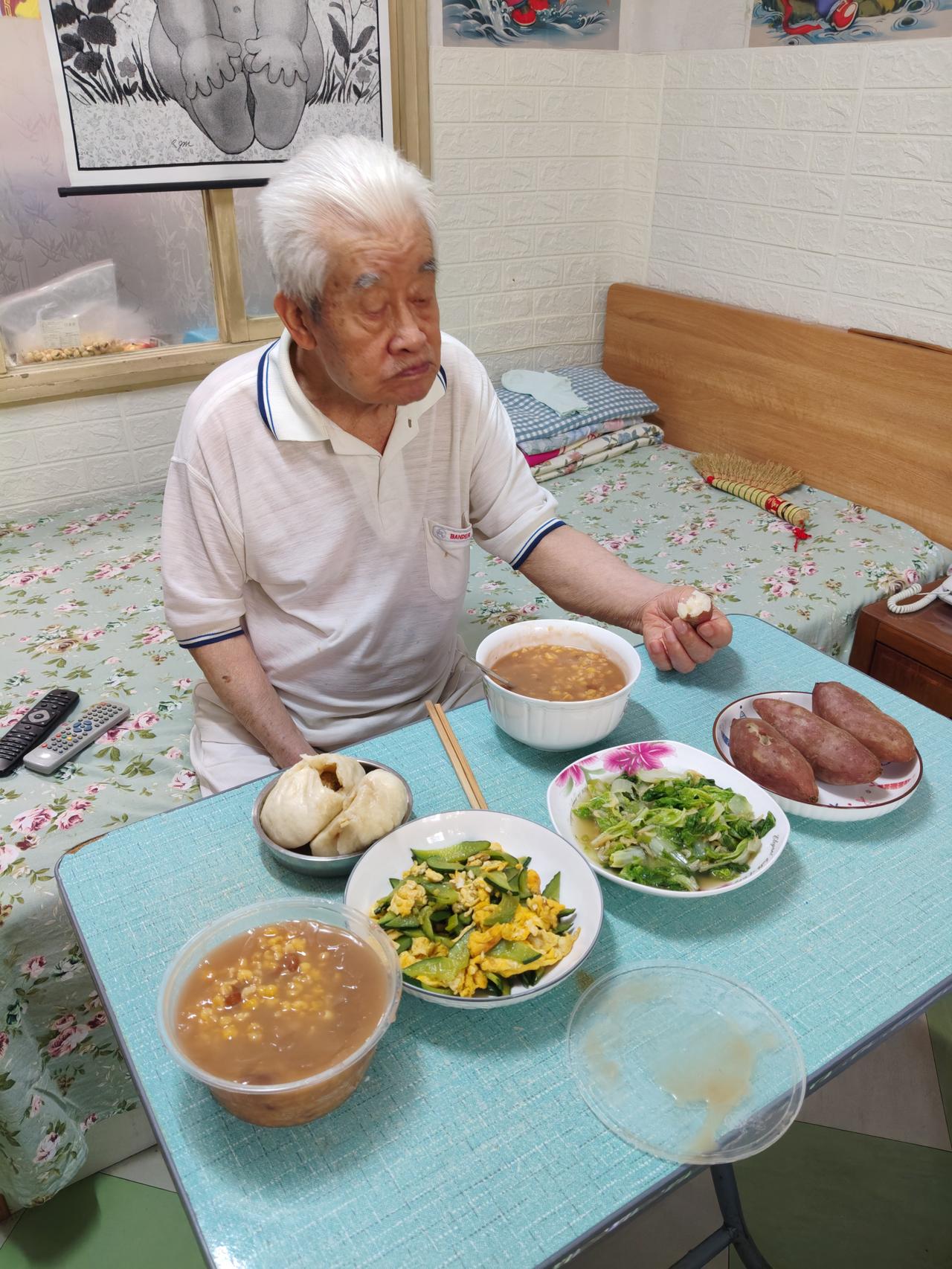 老妈住院，老爸在家也不消停。昨天大姐在家庭群说，老爸站在二楼窗边大喊大叫，不知情