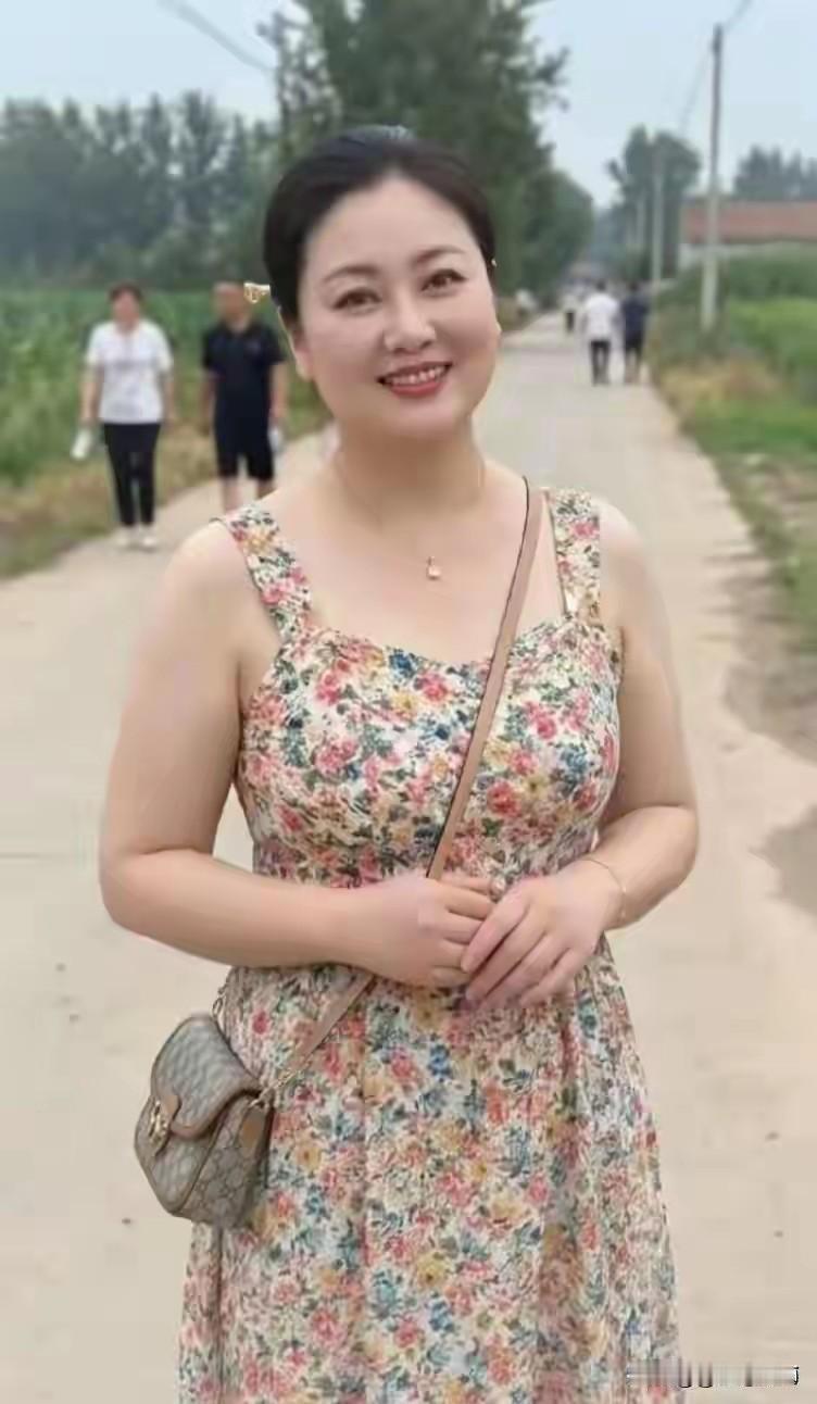 成熟稳重的美女你喜欢吗?美女小姐姐，雍容大方，衣品极佳，聪明娴惠，真是一个旺夫女
