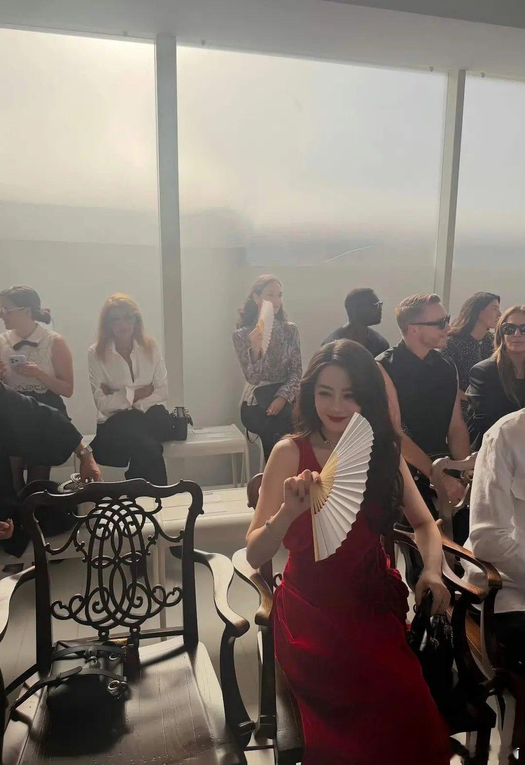 刷到迪丽热巴现场图了，完全矜贵优雅明艳大美女！ ​​​
