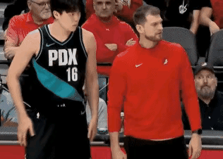 斯普利特是想废了克林根，交易罗威，扶正杨瀚森吗？开拓者今日一直压制着爵士打，三节