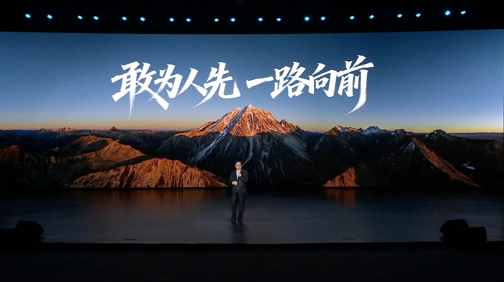 当下汽车智能化竞争日趋白热化，软硬件自研能力成为车企突围核心。比亚迪智能化战略发
