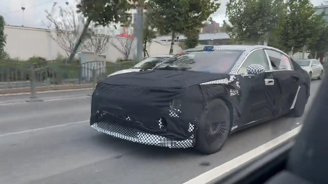 非常看好尊界这款百万级别的轿车。纯电和增程版本是同步上市的，没有任何短板，可以与
