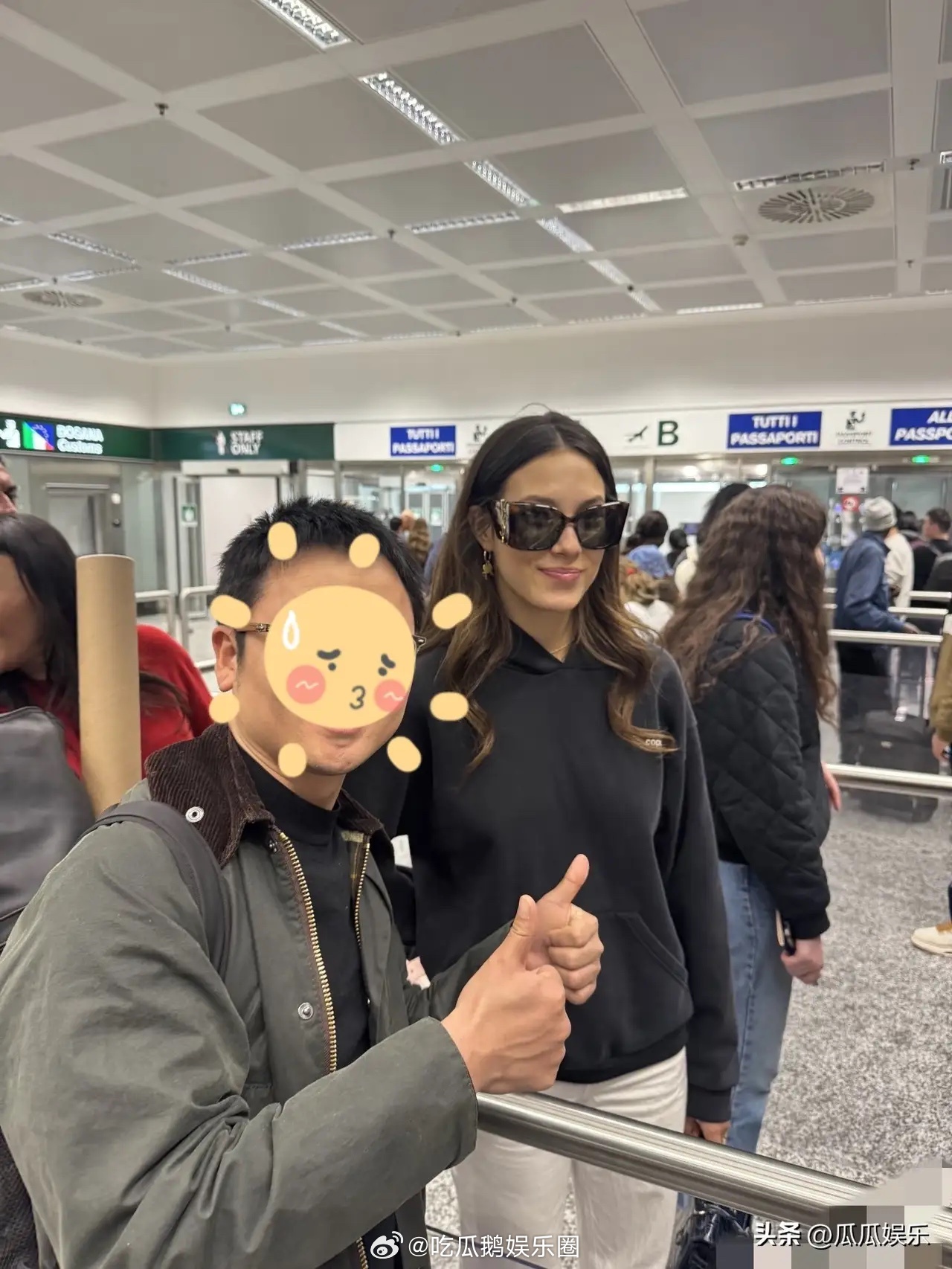 米兰机场偶遇谷爱凌过关回国，妈妈穿着红色衣服陪伴她的左右。谷爱凌简约的穿搭满满的