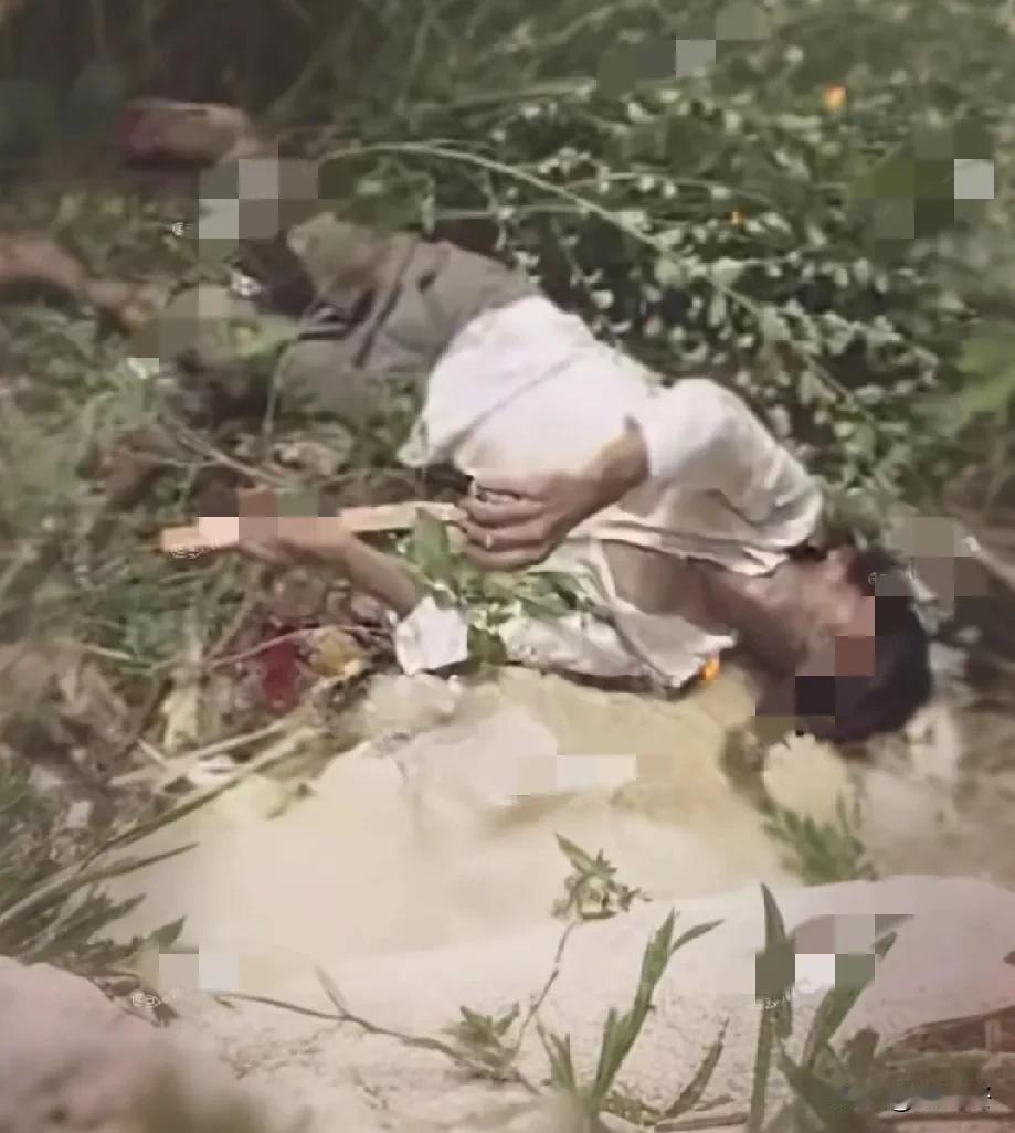1986年，在老山地区执行对越抵近侦察任务中，一名战士不幸被敌发现，腹部中弹。他