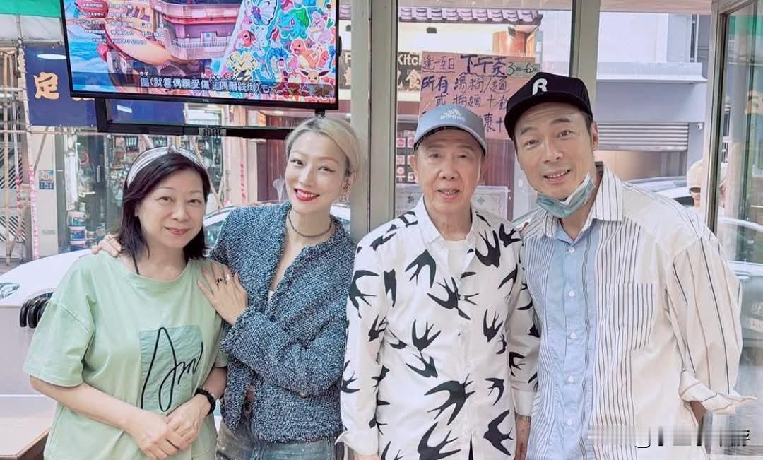 香港艺人真的好接地气啊！

Sammi郑秀文54岁生日低调度过 偶遇尹光夫妻下午