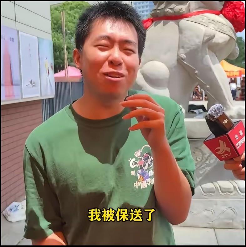 江西南昌，语文考完，一个男生第一个跑出考场，被记者拦住。看他那轻松样，所有人都以