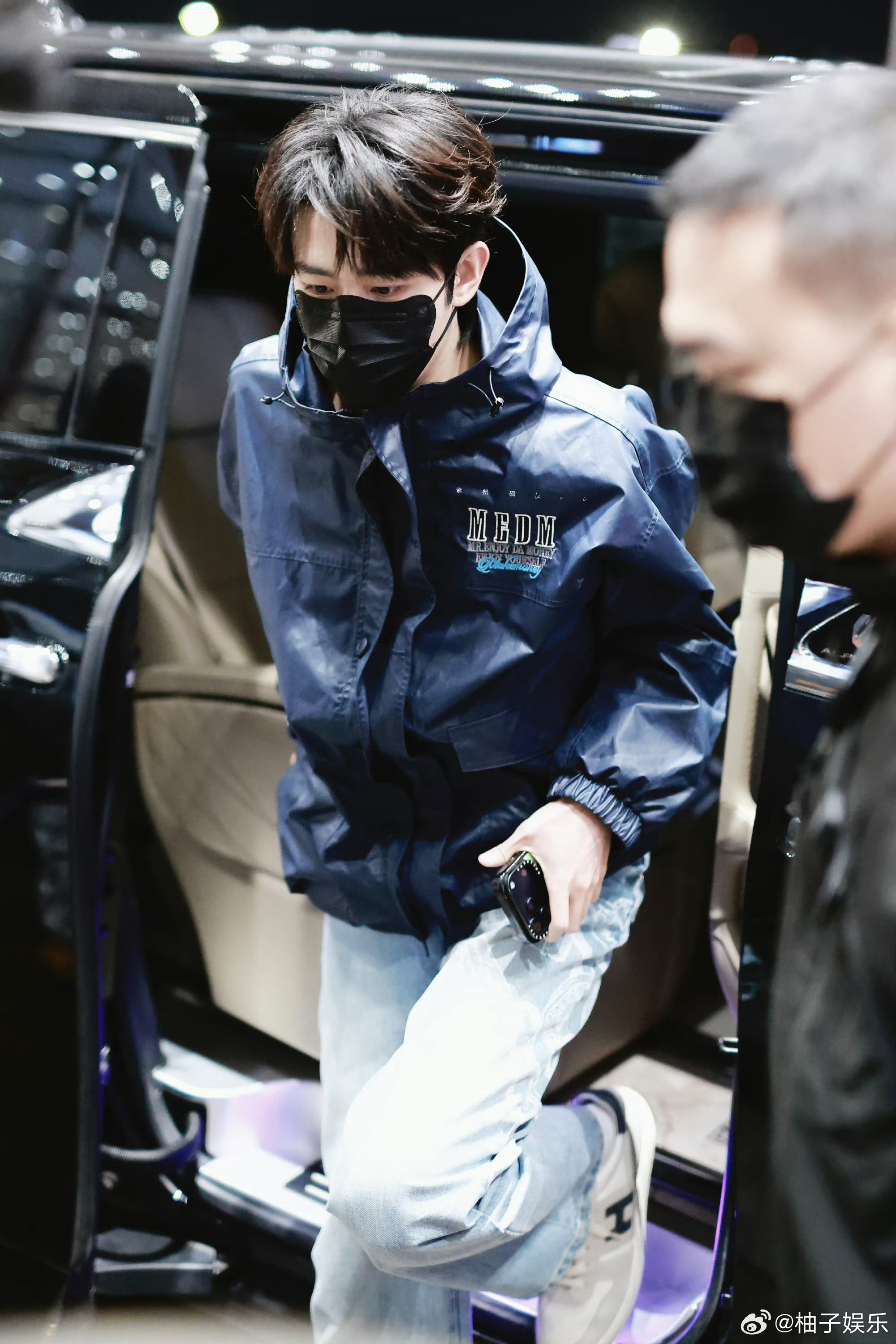 田嘉瑞北京出发，月鳞绮纪剧宣活动结束立马回横店了，行程好赶啊，大帅哥连轴转辛苦了