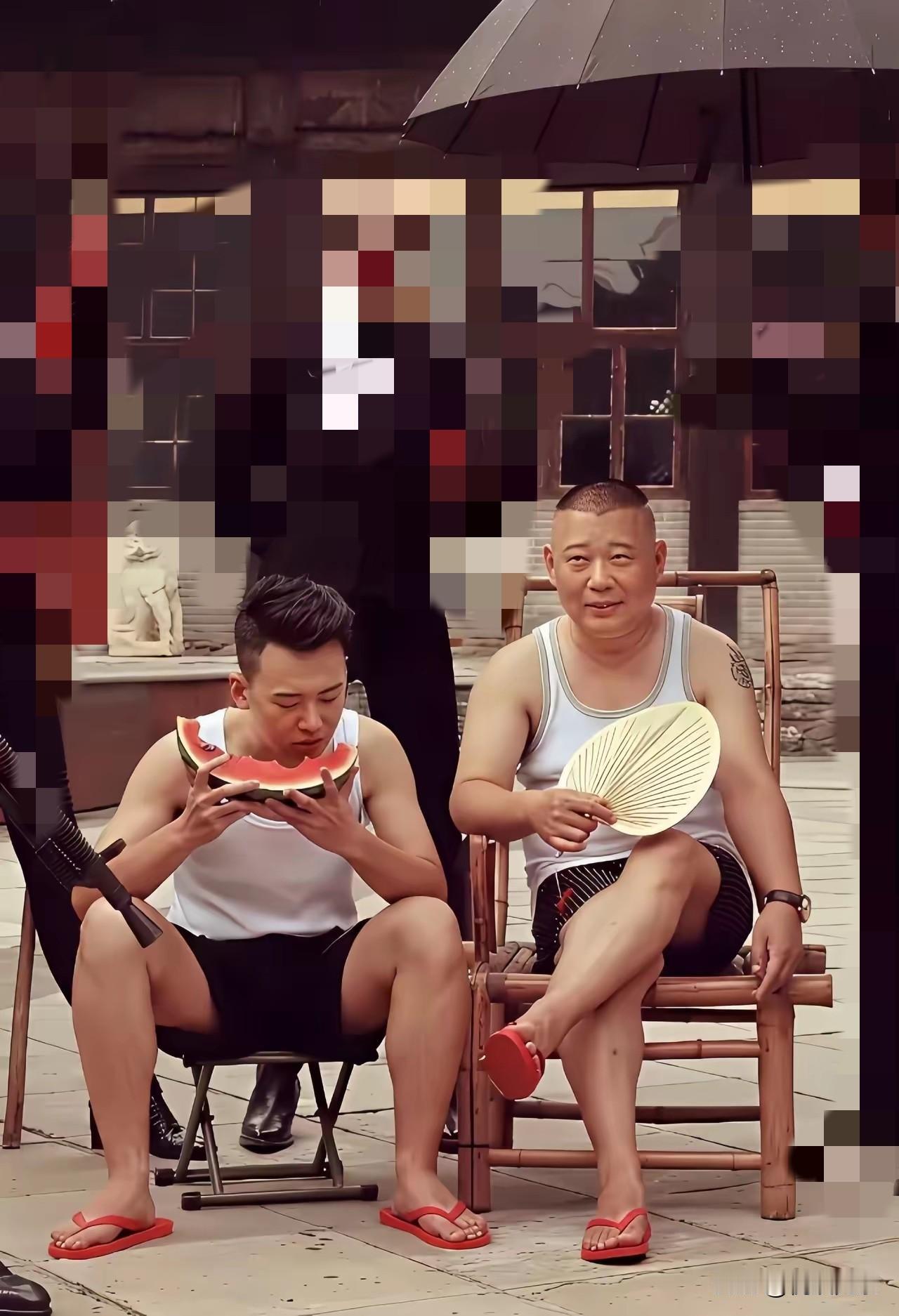 相声大师郭德纲老师影响力巨大，
其儿子郭麒麟也不遑多让，
相声功底扎实，台风儒雅