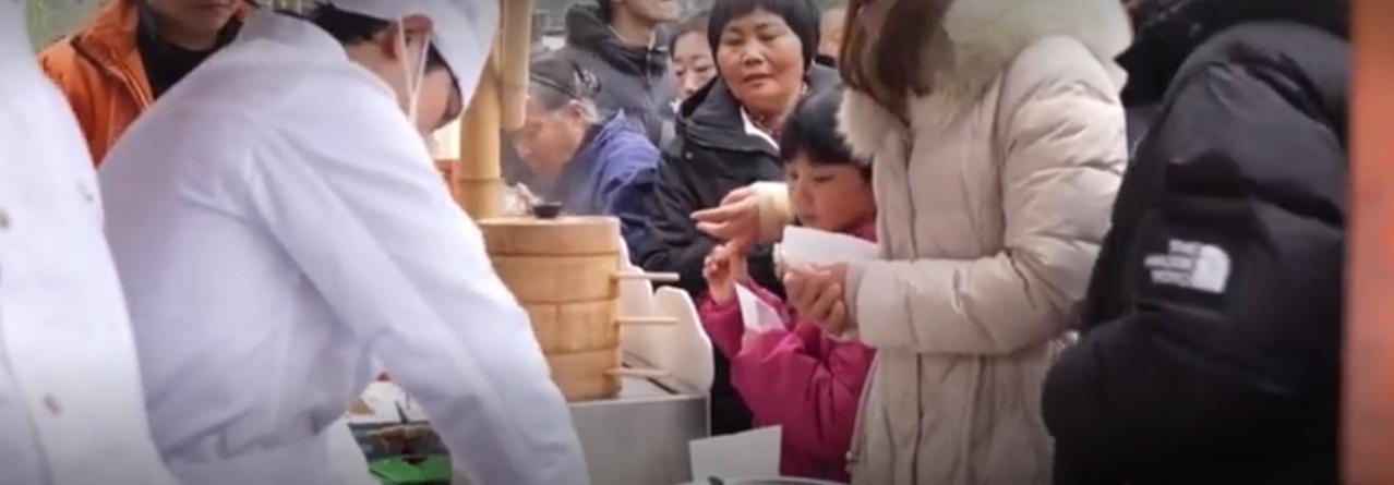 春节将至，东北年货大集彻底沸腾，浓浓的年味儿扑面而来。集市上，裹着白霜的冻柿子、