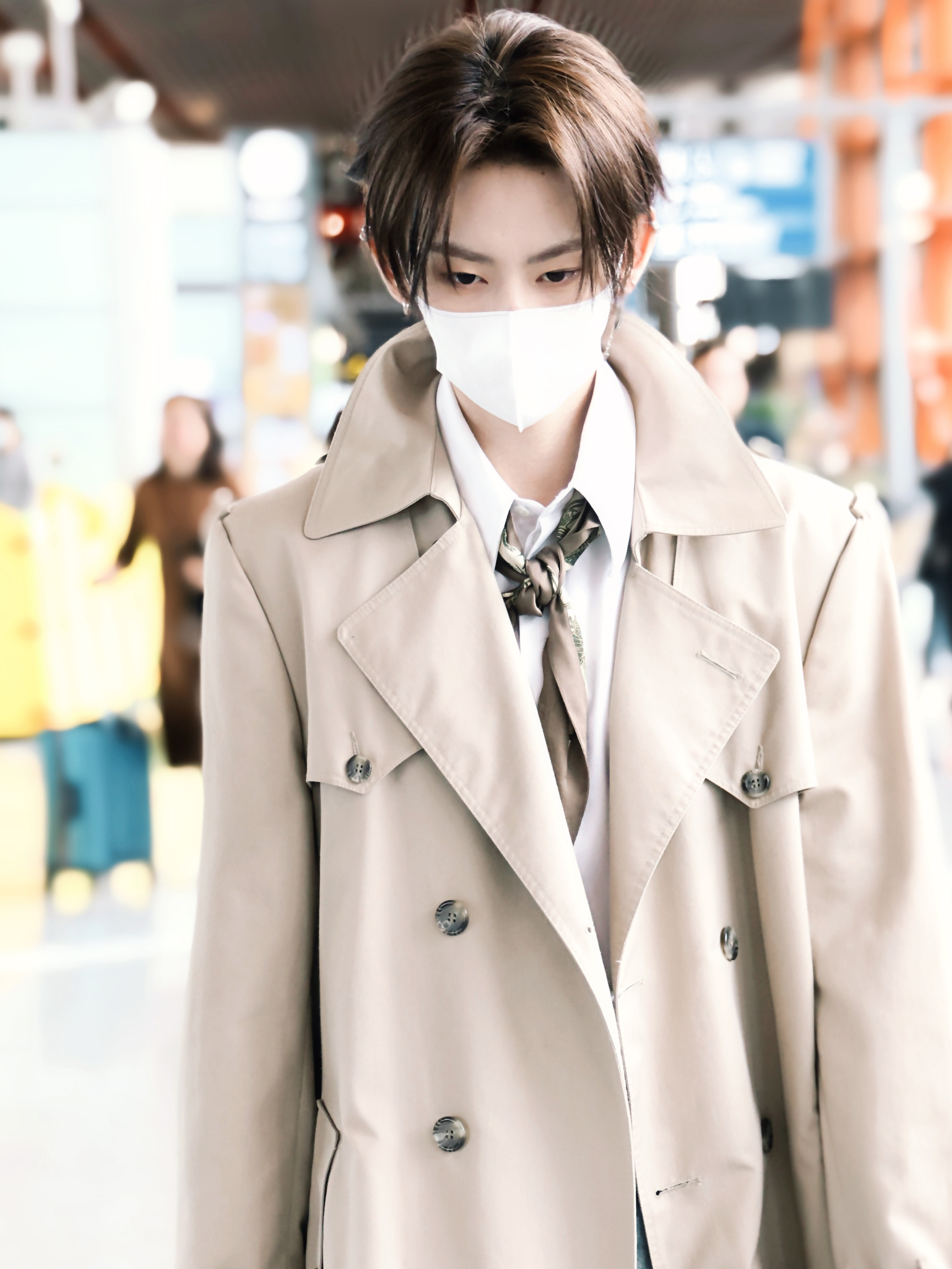 小鬼是来走秀的吧 猜猜谁又把机场变秀场了…今天这套美拉德穿搭好有感觉！休闲的大衣