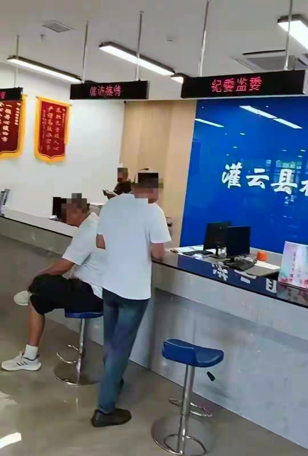 讽刺！窗口被曝光空岗，就直接禁止群众带手机进大厅
  江苏灌云办事大厅这件事，越