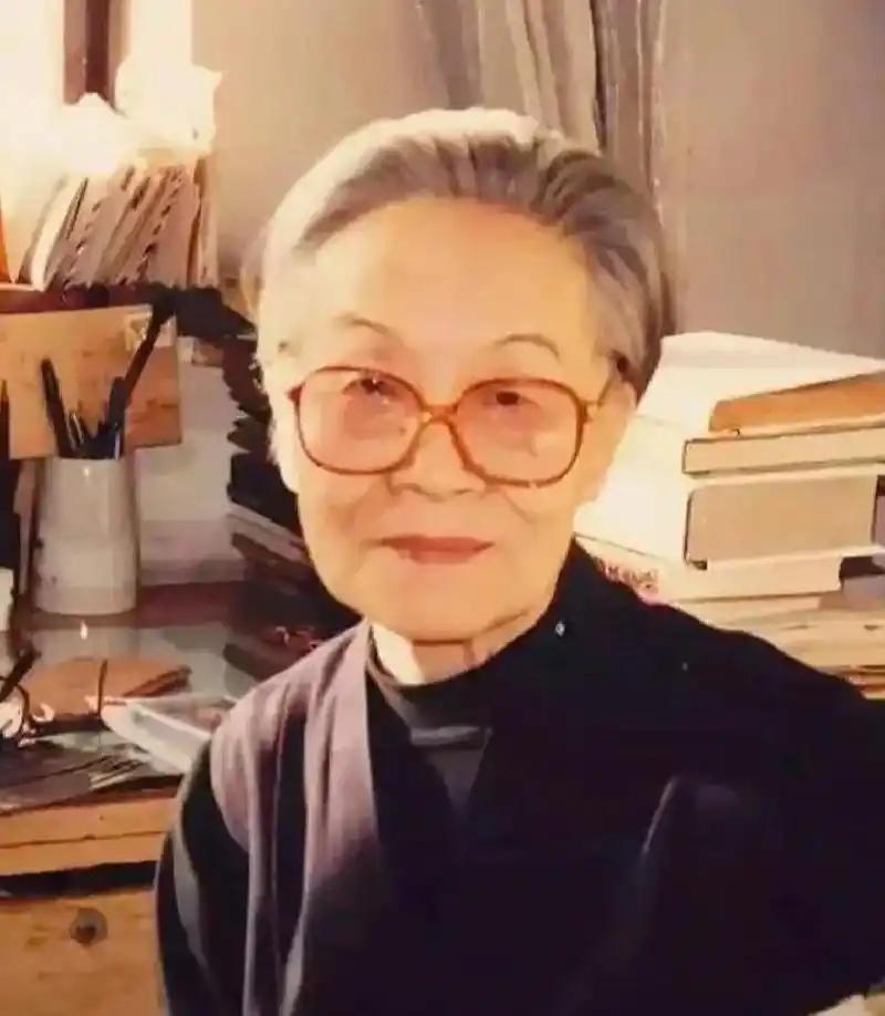 一位性学专家曾言：
“女人最具勾魂魅力的模样，并非身材丰满，亦非肤白貌美，而是举