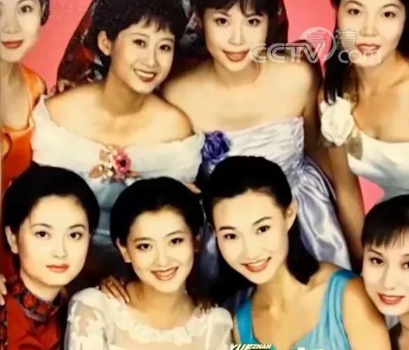 当年的靓照曝光：原来李梓萌与月亮姐姐竟然是同窗好友！一众美女，就数长发垂肩，气质