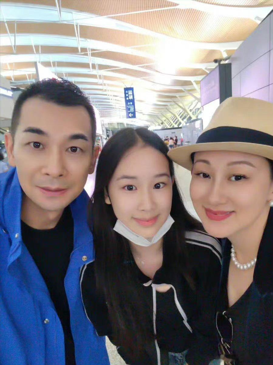 赵文卓大女儿考上港大牛小玲还是这么年轻，状态真好[哈哈][哈哈] ​​​
