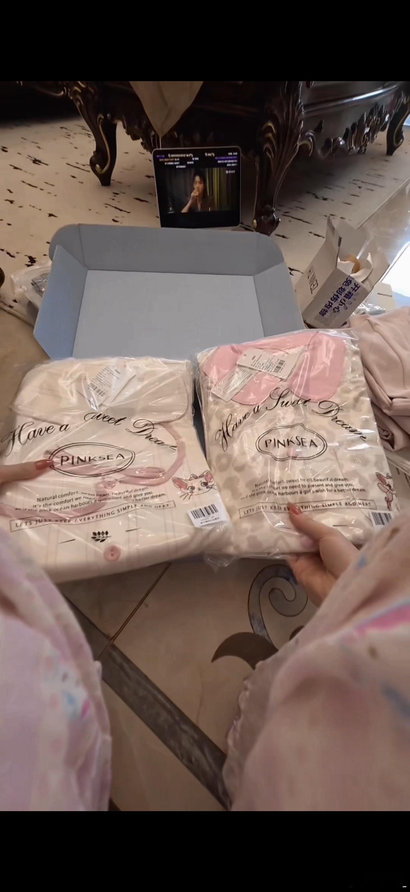 闺蜜 抖音vlog已更新 三连抽两套睡衣