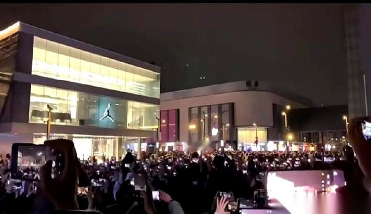 钟声敲响那一刻，朋友圈还没发出去，脑子里第一个念头不是许愿，而是：怎么回家？
人