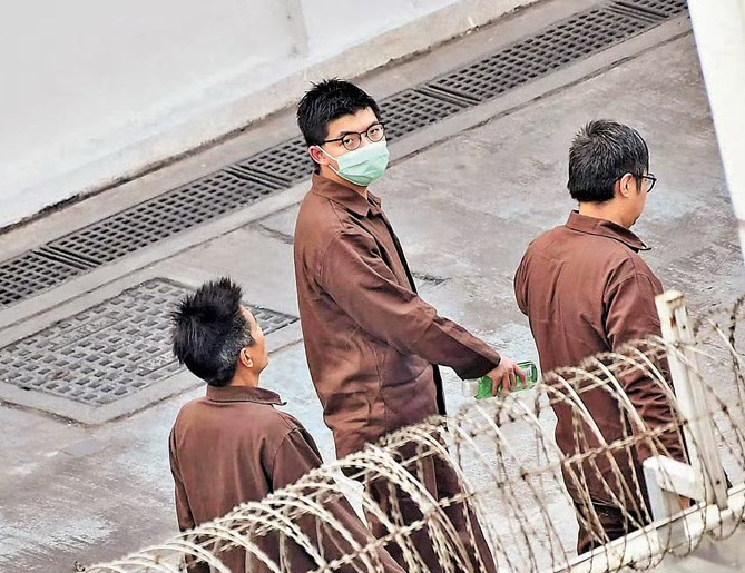 反中乱港分子黄之锋当庭认罪记得他刚被捕的时候又黑又瘦像个河童怎么在里面吃的白白胖