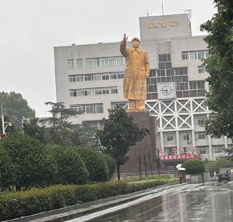 洛阳涧西，洛轴厂前广场，矗立着1968年落成的毛主席塑像。这座金色塑像连同底座高