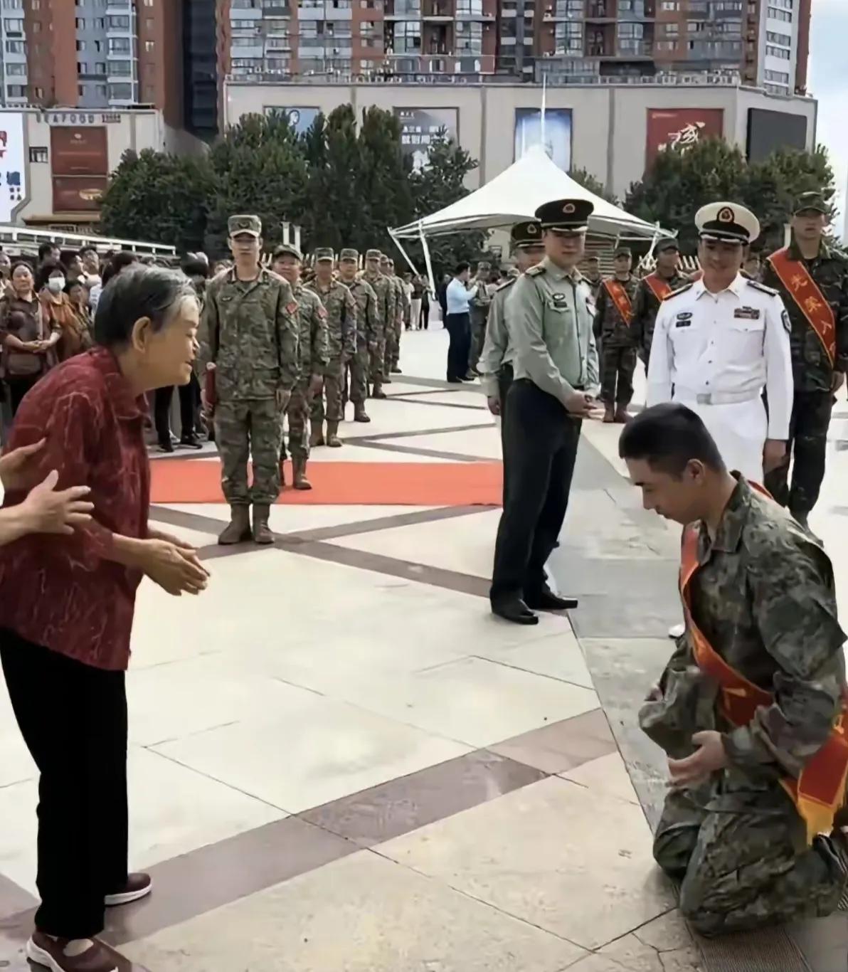 年近九十高龄的奶奶送孙子参军，临别之际，孙子跪地向奶奶连磕三个响头……这一跪，跪